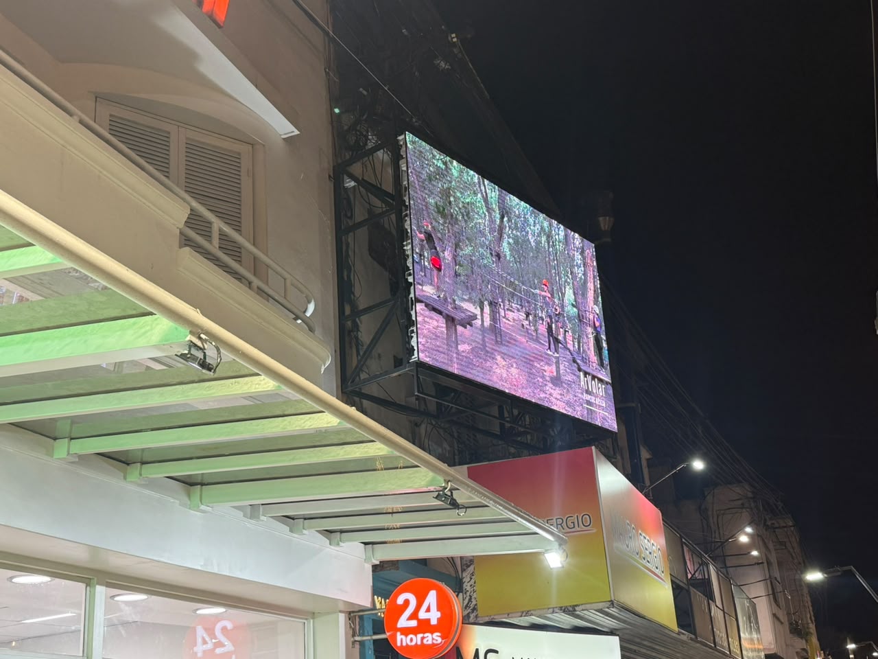 Pantalla LED urbana real instalada frente a Plaza Pringles, foto 1 de 4