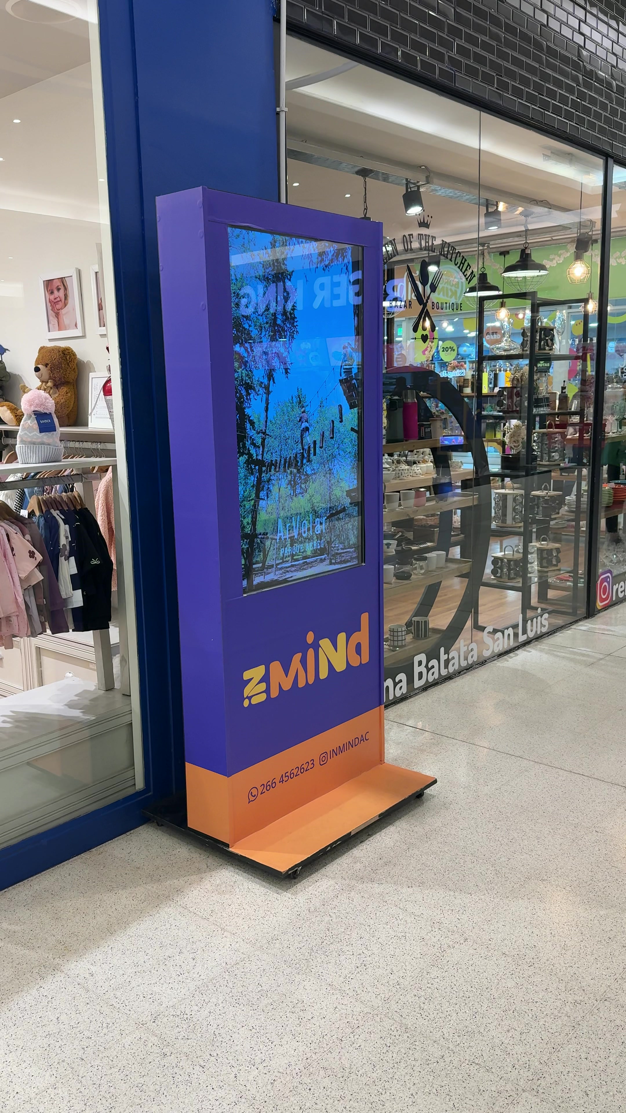 Tótem digital 4 instalado en San Luis Shopping